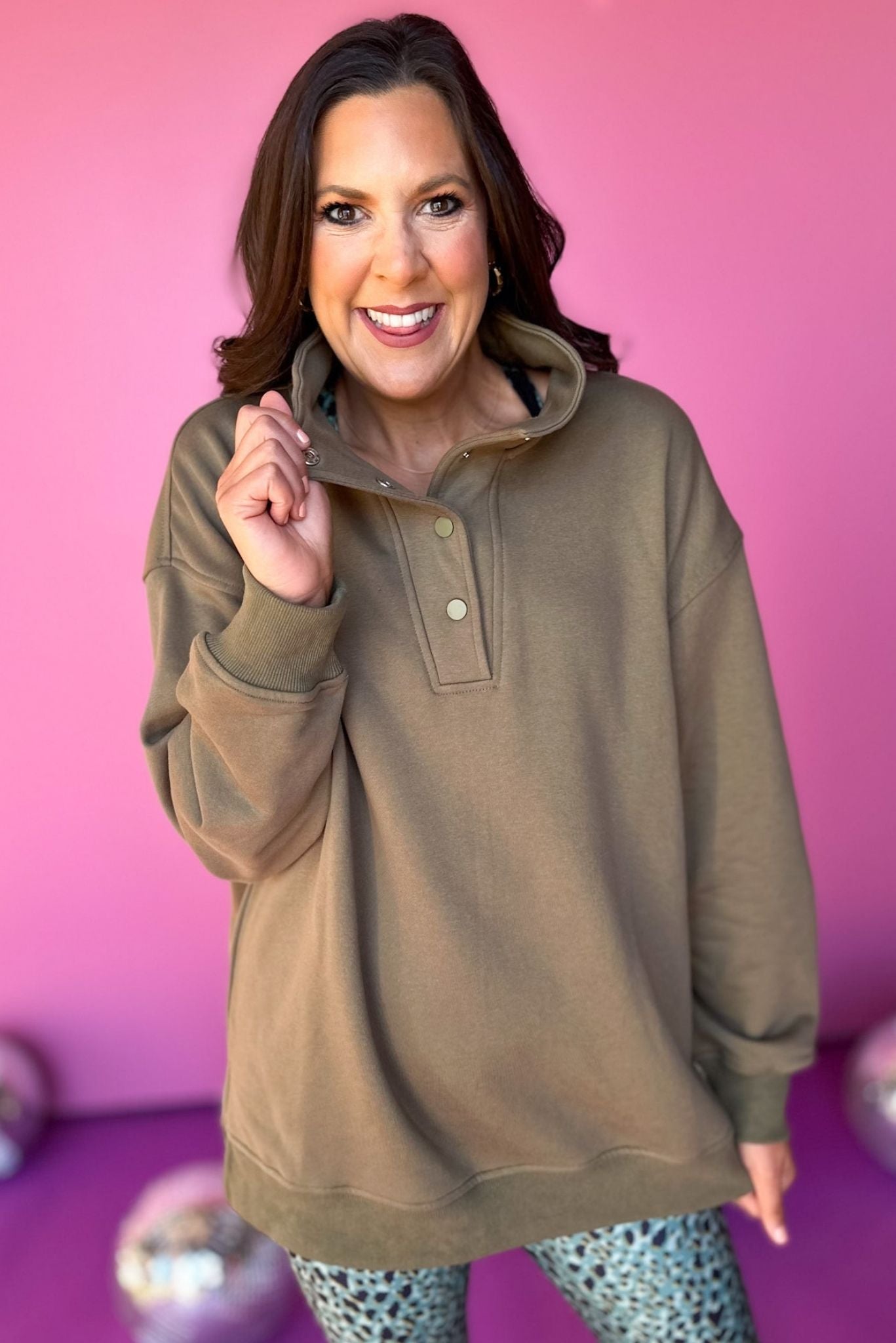 Load image into Gallery viewer,  SSYS The Natalie Pullover In Olive, must have pullover, must have athleisure, elevated style, elevated athleisure, mom style, active style, active wear, fall athleisure, fall style, comfortable style, elevated comfort, shop style your senses by mallory fitzsimmons
