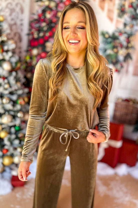 Load image into Gallery viewer, SSYS The Hannah Set In Champagne Velvet, must have set, must have style, must have holiday, elevated set, matching set, elevated style, elevated holiday, holiday fashion, holiday set, mom style, holiday style, shop style your senses by mallory fitzsimmons
