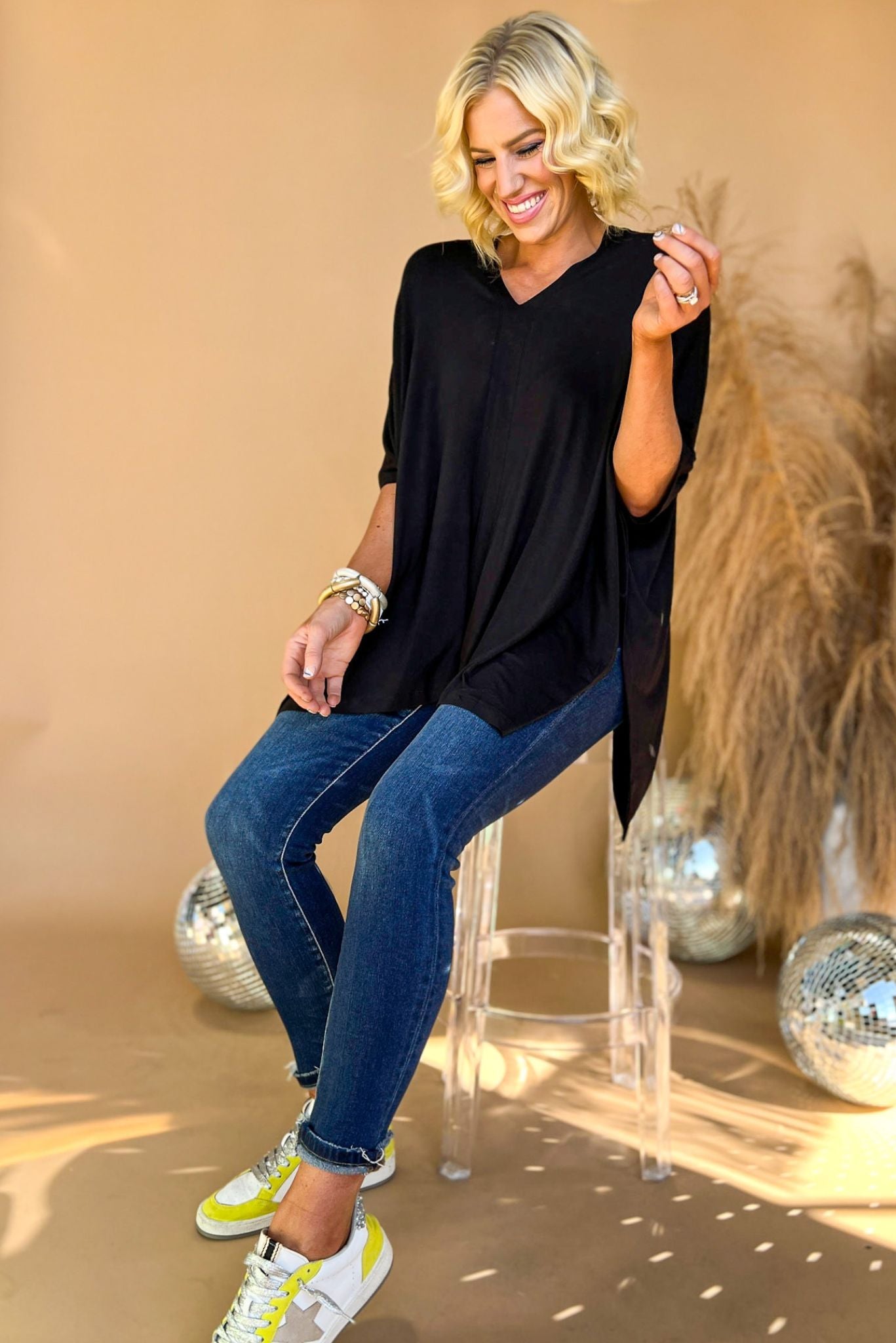 black v neck poncho top, medium wash skinny jeans, easy to wear, fall trends, shop style your senses by mallory fitzsimmon