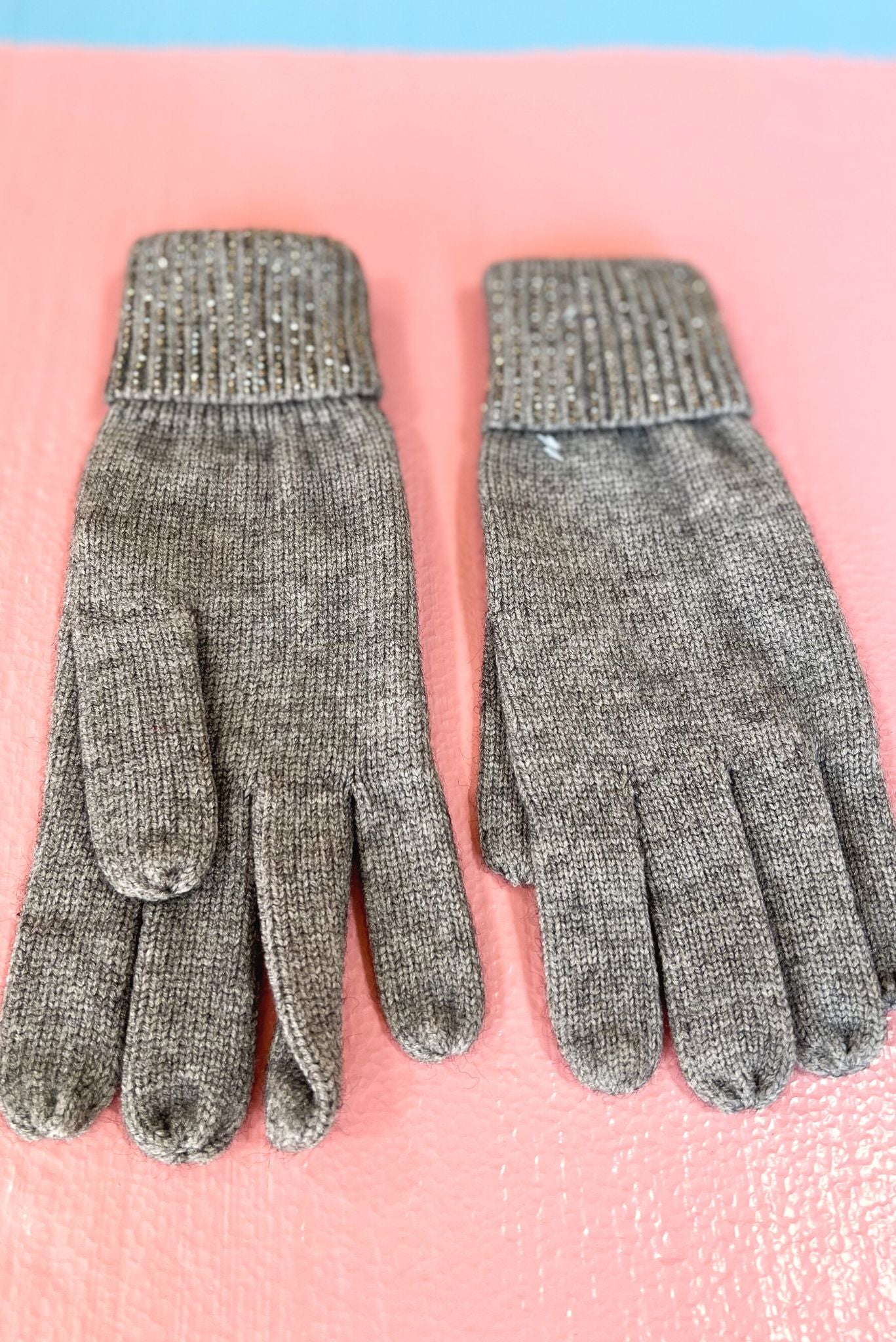 Load image into Gallery viewer, Grey Ribbed Rhinestone Trim Gloves
